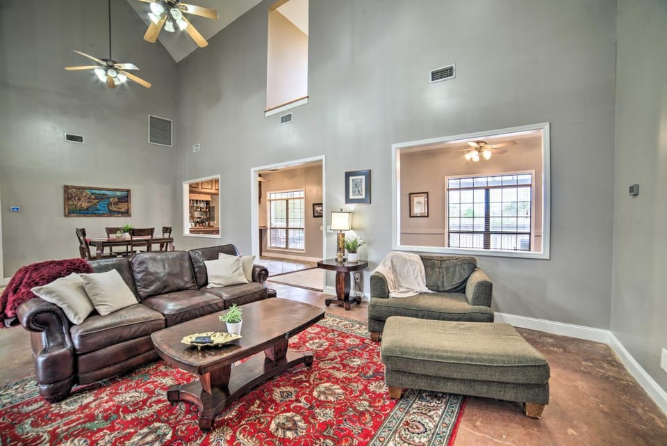 Starkvegas Clubhouse ~ 2 Mi to MSU Campus! House in Mississippi