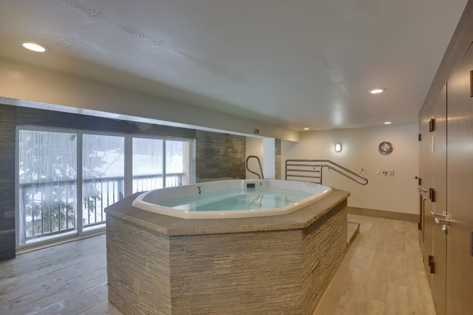 Shuttle to Vail Resort: Condo w/ Hot Tub Access House in Vail