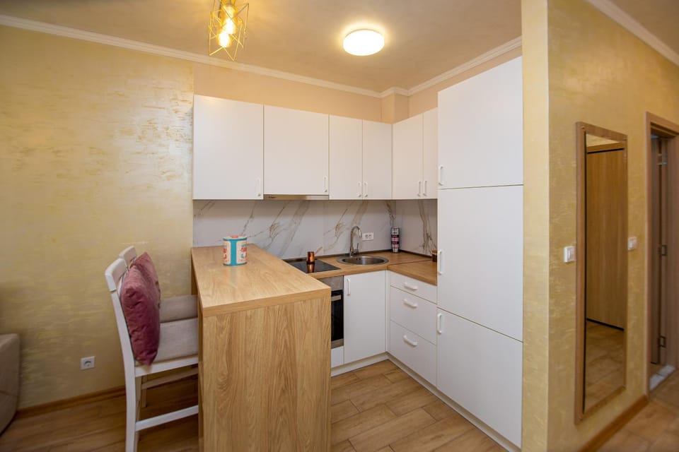 Kitchen or kitchenette, Dining area, stove
