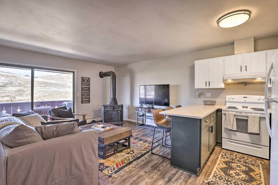 7 Mi to Keystone: Mtn-View Abode w/ Deck! House in Dillon