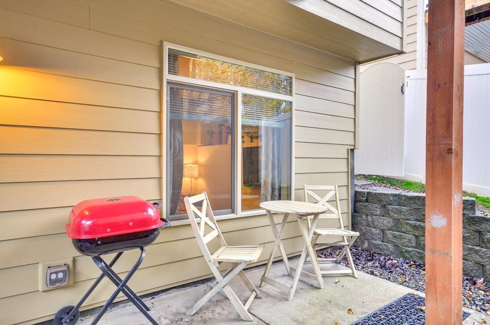 Inviting Studio with Patio, 15 Mi to Portland! Apartment in Vancouver