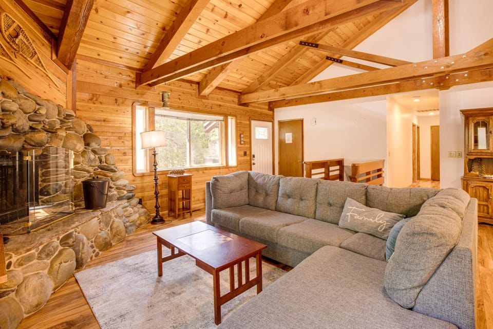 1 Mi to Heavenly Resort: Cozy Home w/ Deck! House in Kingsbury