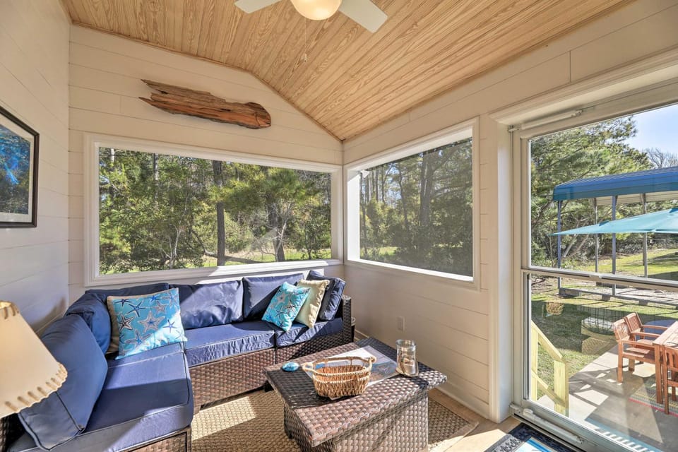 Beaufort Pad w/ Patio: 3 Blocks to Waterfront! House in Beaufort