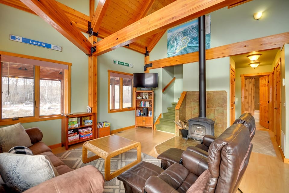 Off The Beaten Path Cabin with Mtn Views and Hot Tub Cabin in Montana