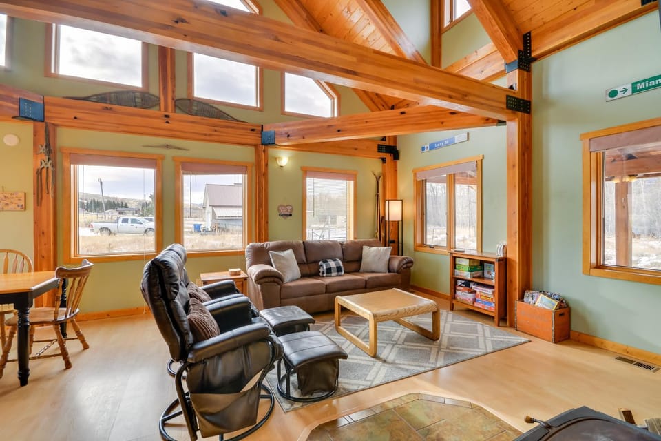 Off The Beaten Path Cabin with Mtn Views and Hot Tub Cabin in Montana