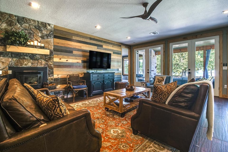 Lakefront Home, Dock, Hot Tub, Pool Table, Firepit House in Oklahoma