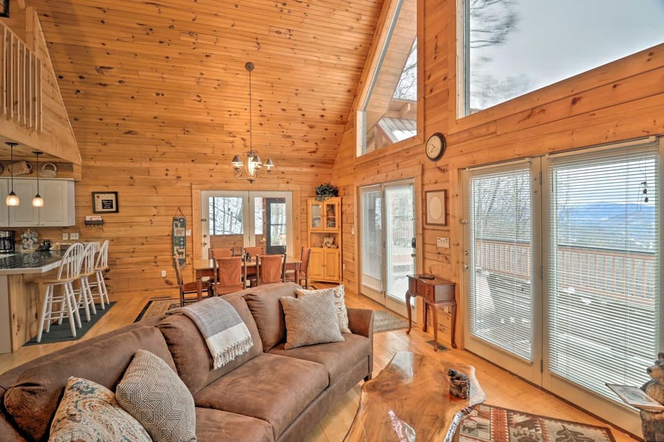 Smoky Mountain Cabin w/ Hot Tub & Views! Cabin in Swain County