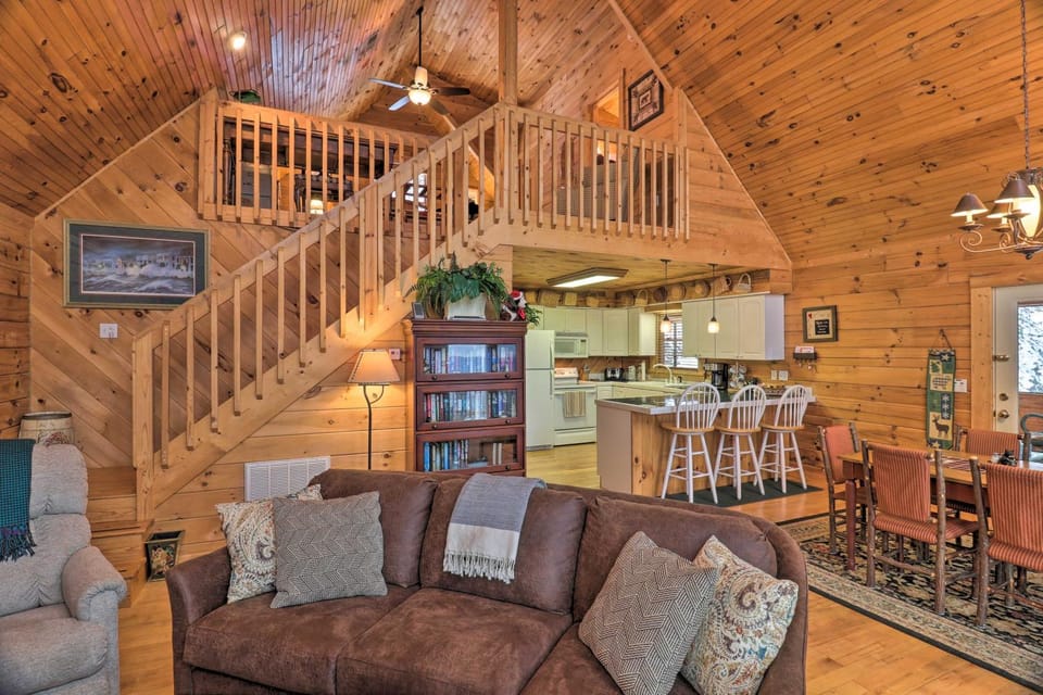 Smoky Mountain Cabin w/ Hot Tub & Views! Cabin in Swain County