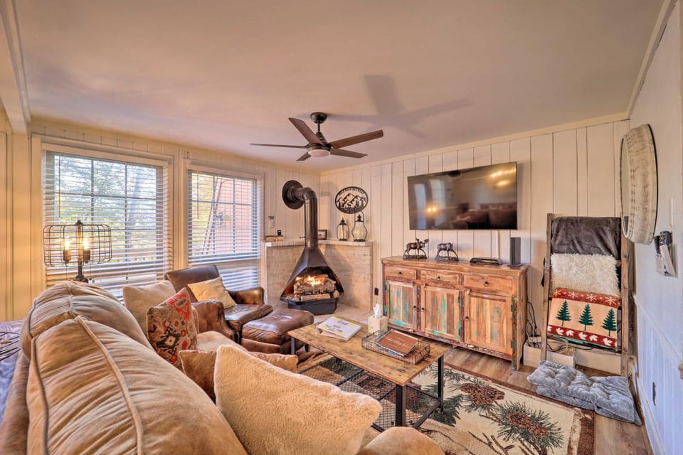 < 1 Mi to Beech Mtn Ski! Condo w/ Hot Tub Access House in Beech Mountain