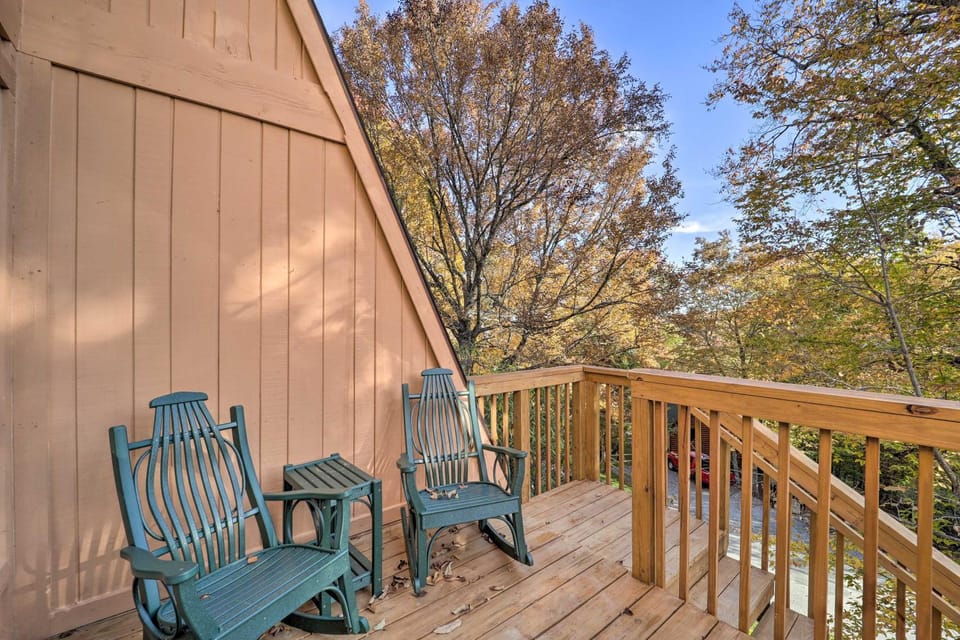 < 1 Mi to Beech Mtn Ski! Condo w/ Hot Tub Access House in Beech Mountain