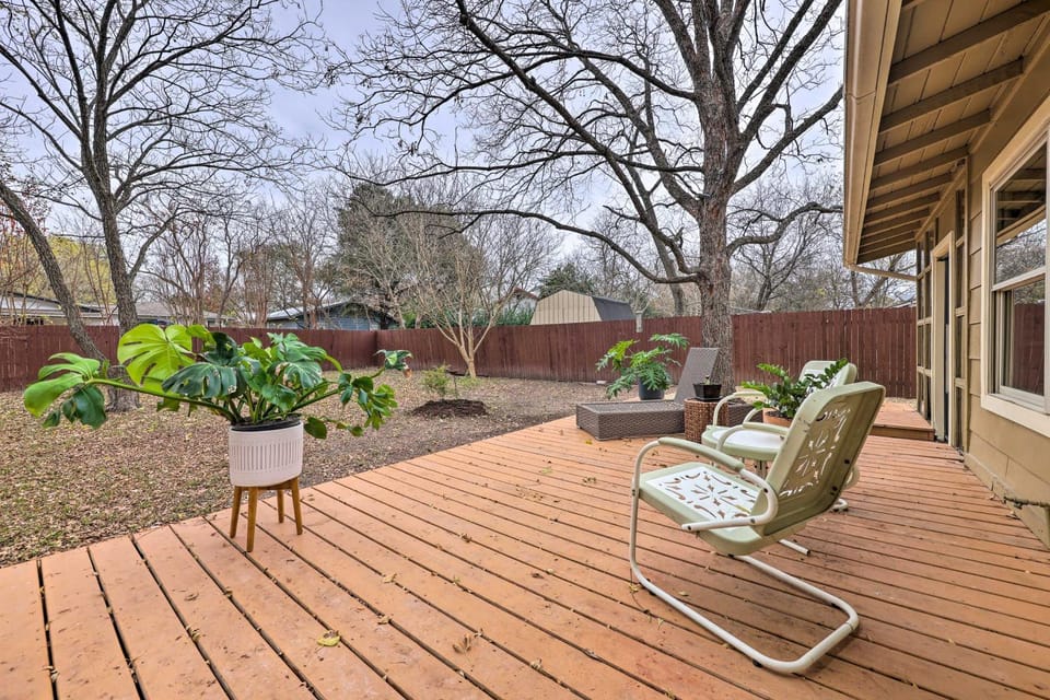 6 Mi to Dtwn Austin Home with Screened Porch and Yard House in South Congress