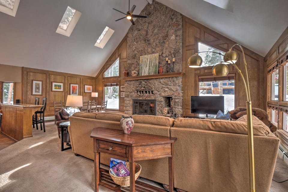 2 Mi to Slopes! Hot Tub Hideaway in Breckenridge House in Blue River