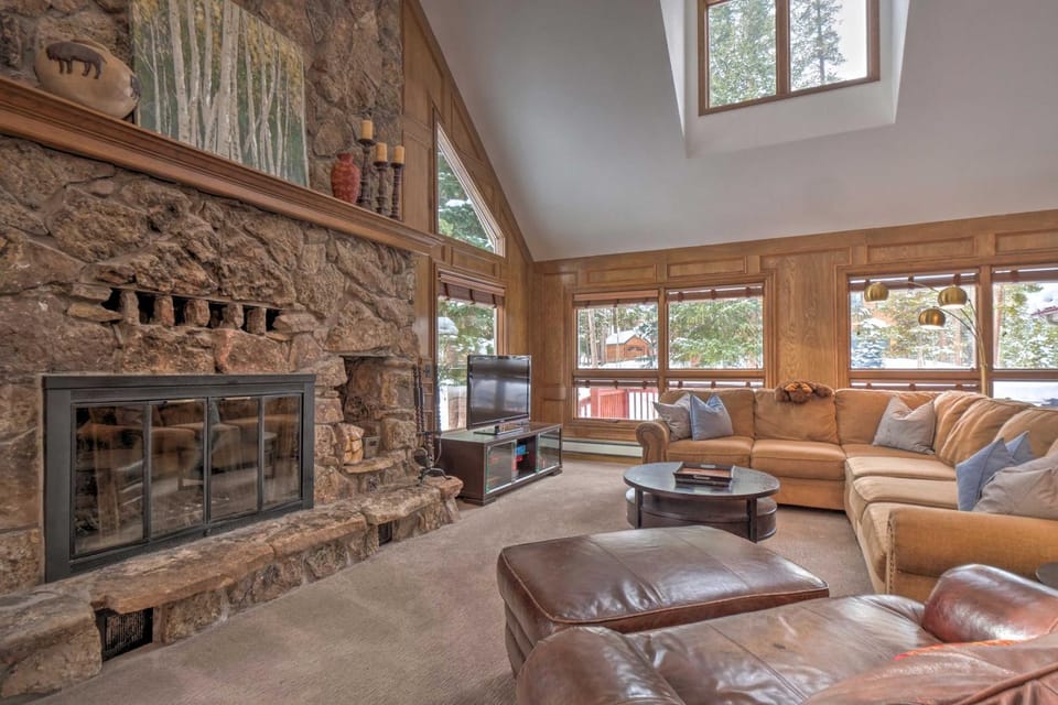 2 Mi to Slopes! Hot Tub Hideaway in Breckenridge House in Blue River