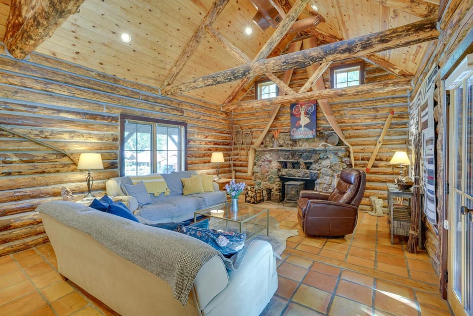 Luxe Log Cabin ~ 15 Mi to Downtown Moab! Cabin in Utah