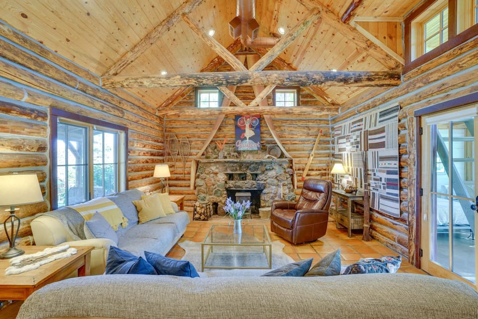 Luxe Log Cabin ~ 15 Mi to Downtown Moab! Cabin in Utah
