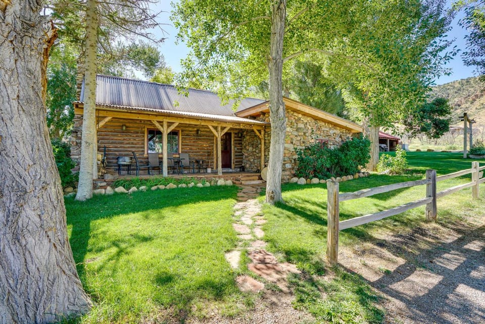 Luxe Log Cabin ~ 15 Mi to Downtown Moab! Cabin in Utah