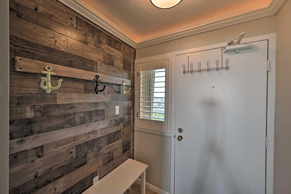 Cozy Coastal Condo w/ Pool Access: Steps to Beach! House in Marco Island