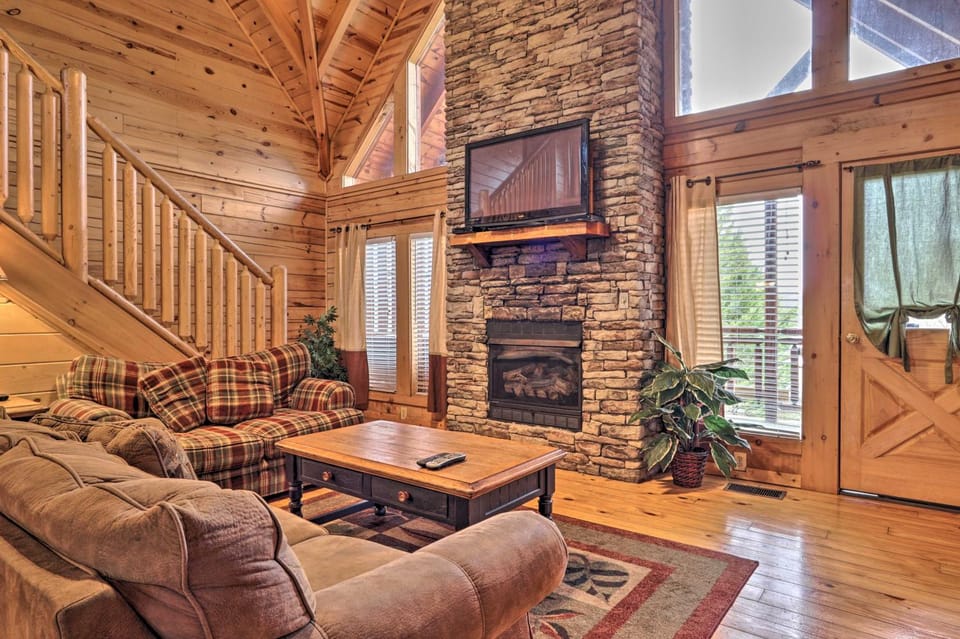 Pigeon Forge Cabin w/ Games, 1 Mi to Parkway! Cabin in Pigeon Forge