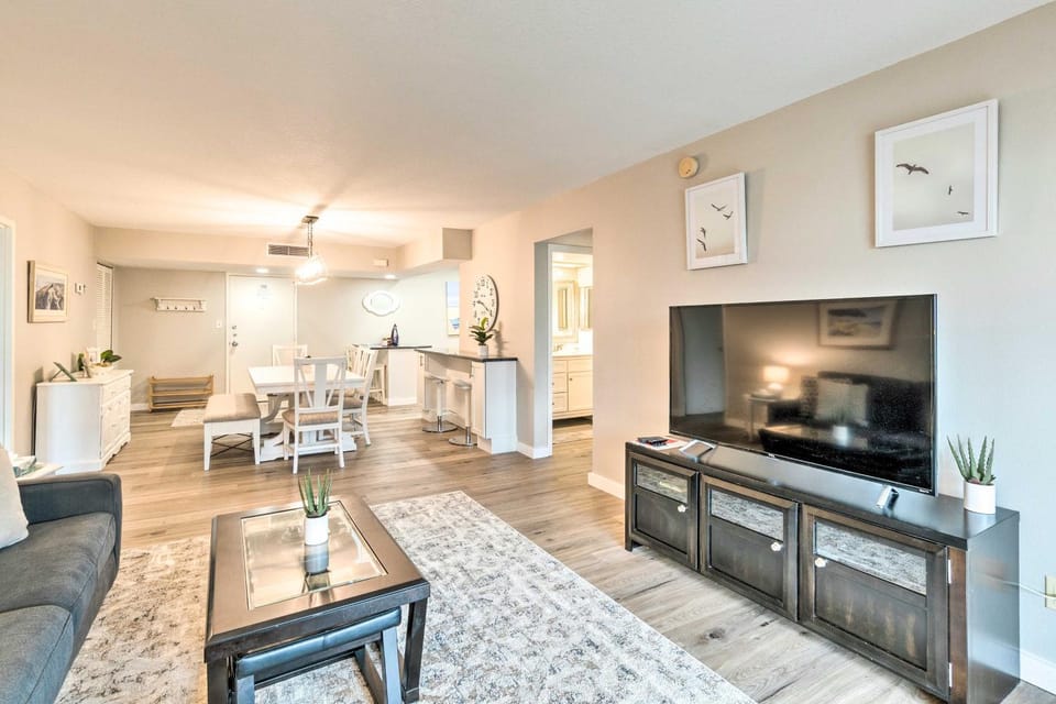 Walk to Beach: Resort-Style Siesta Key Condo! House in Siesta Beach