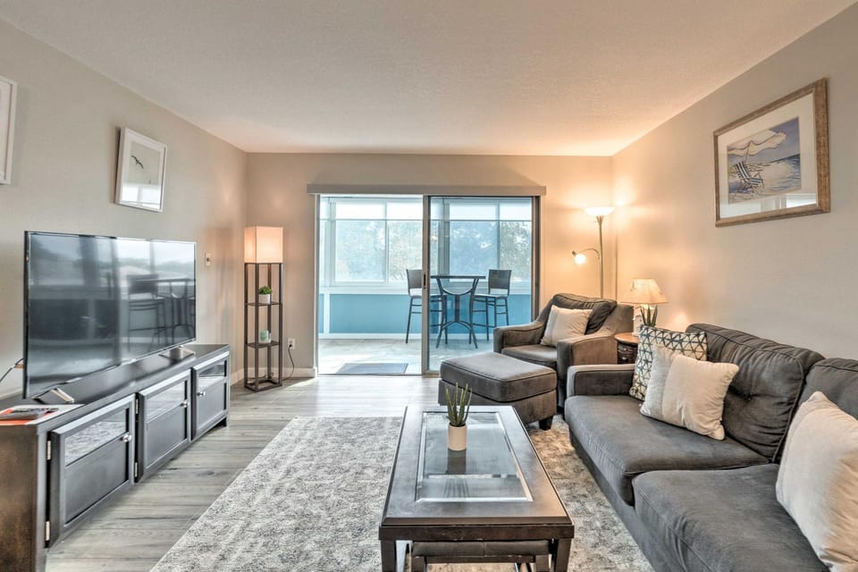 Walk to Beach: Resort-Style Siesta Key Condo! House in Siesta Beach