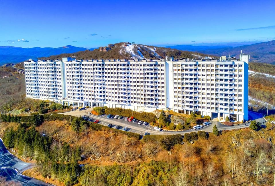 4 Mi Sugar Mtn Resort: Renovated Condo w/ Views! House in Sugar Mountain