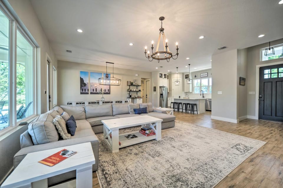 Brand New Modern Canyon Lake Escape with Fire Pit! House in Canyon Lake