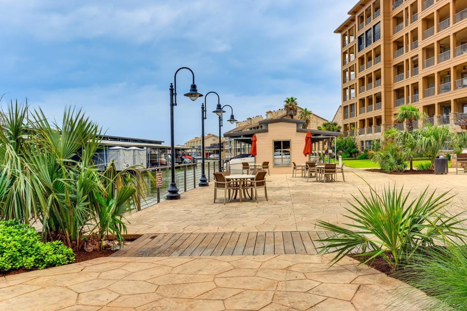 Lake LBJ Condo with Private Balcony, Lake Views Apartment in Lake Lyndon B Johnson