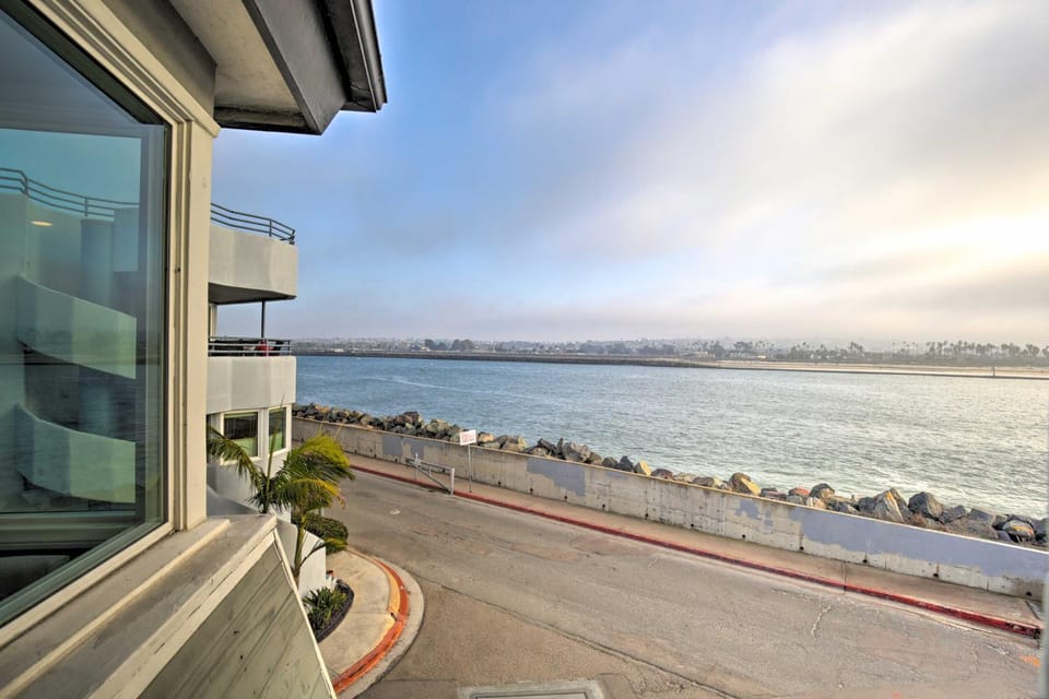 Chic Bay View Condo < 10 Miles to Dtwn San Diego! House in Mission Beach