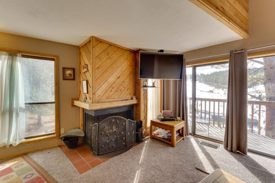 Walk to Lifts: Ski-In/Ski-Out Angel Fire Condo House in Angel Fire