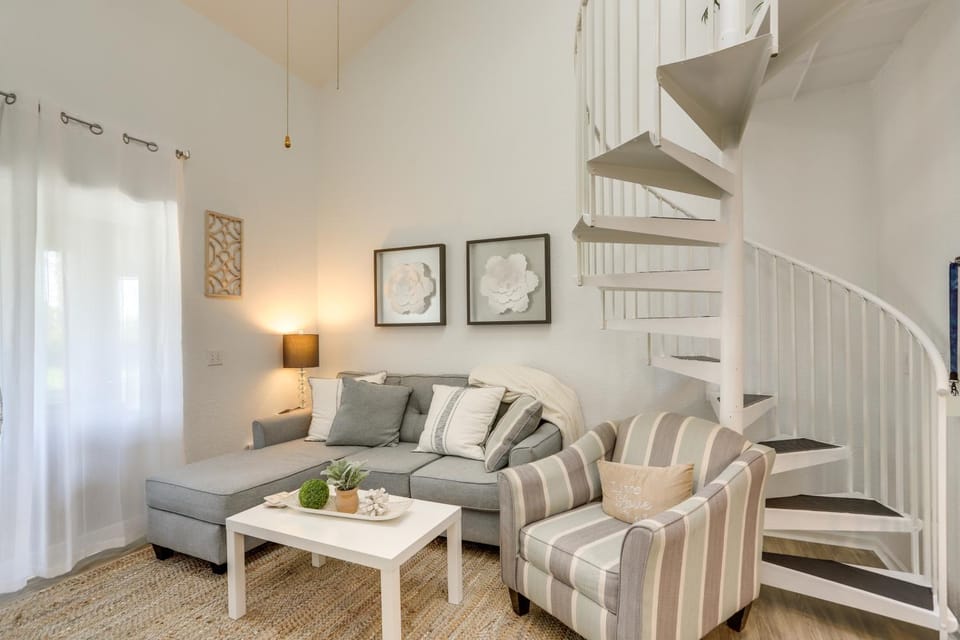 Charming Condo on Lake Erie w/ Community Pool House in Lake Erie