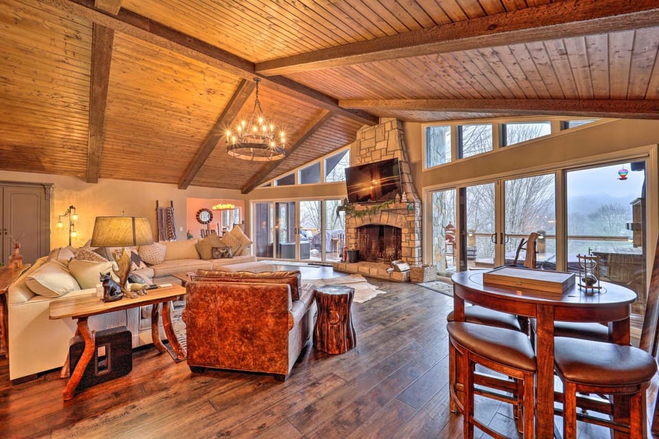 2 Mi to Slopes: Luxe Beech Mtn Cabin w/ Hot Tub Cabin in Beech Mountain