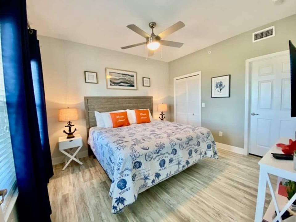 WhiteCap Beach, Pool, BBQ Sleeps 8 House in North Padre Island