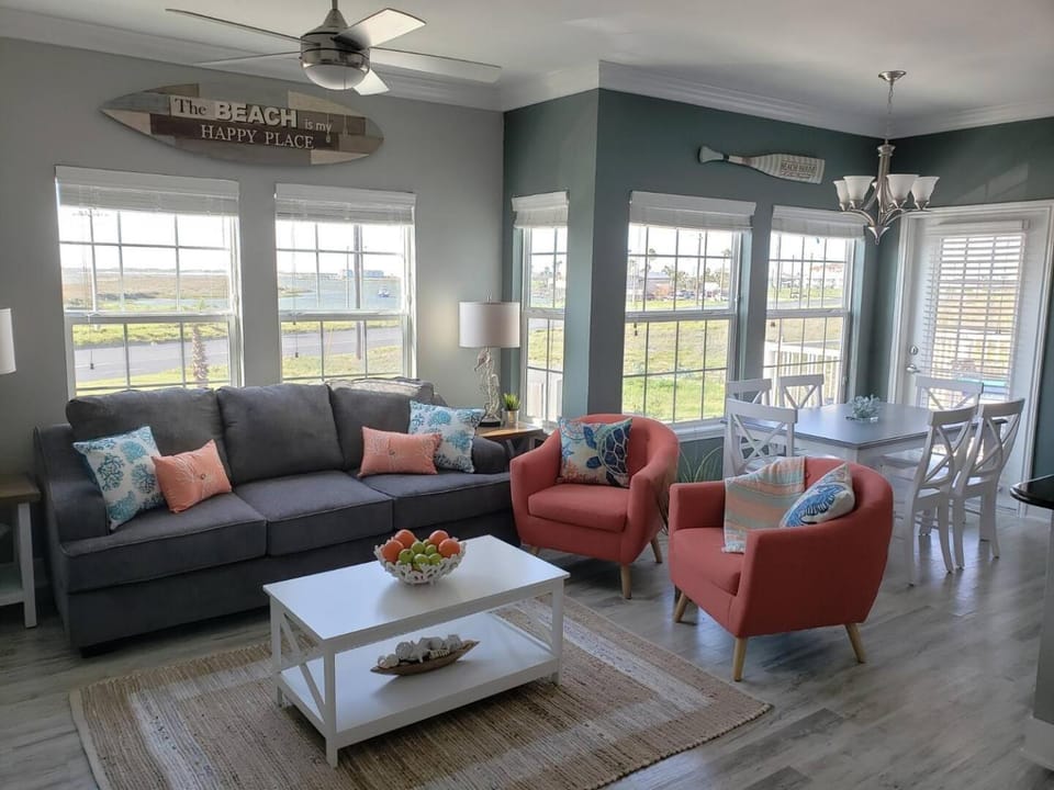 WhiteCap Beach, Pool, BBQ Sleeps 8 House in North Padre Island