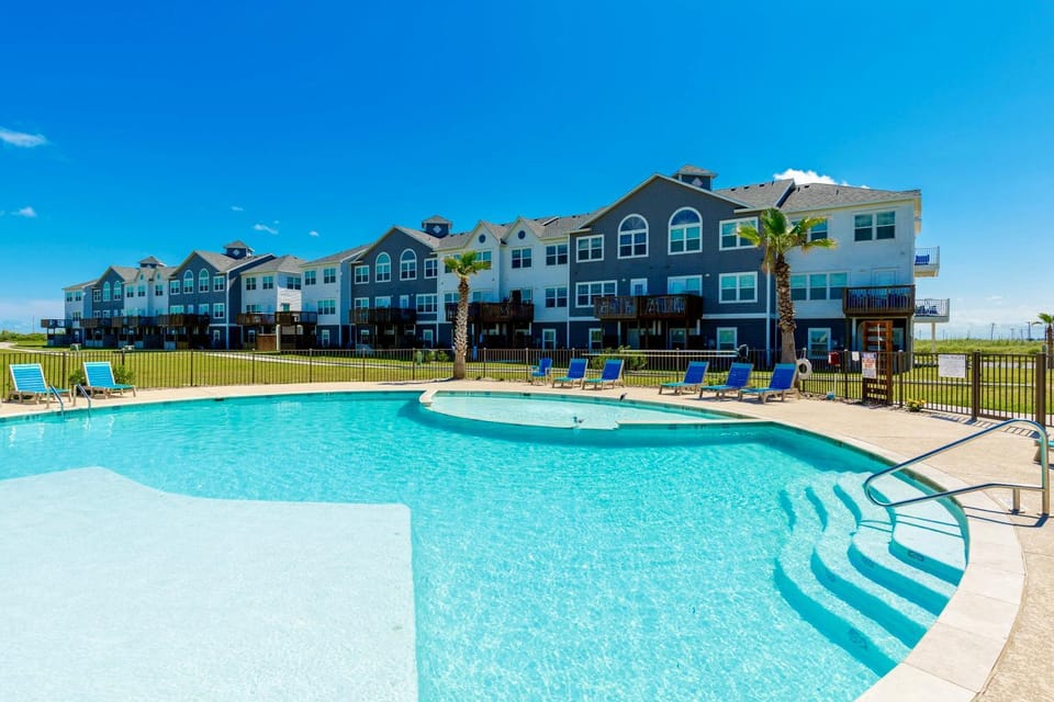 WhiteCap Beach, Pool, BBQ Sleeps 8 House in North Padre Island