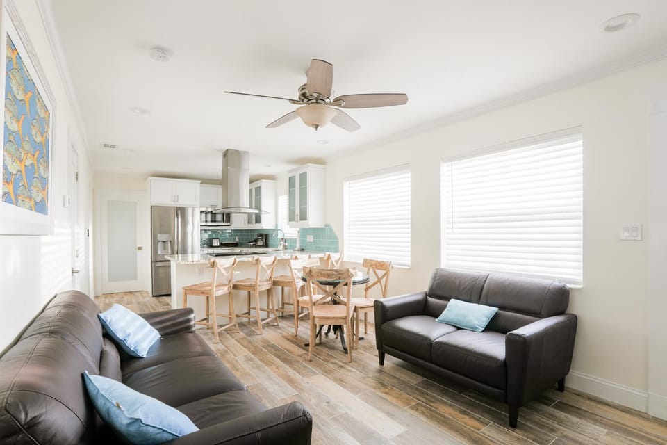 Kitchen or kitchenette, Living room, Family, kitchen
