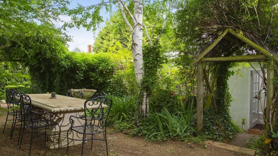 Frazer Place - Thoughtful Country Lodge House in Daylesford