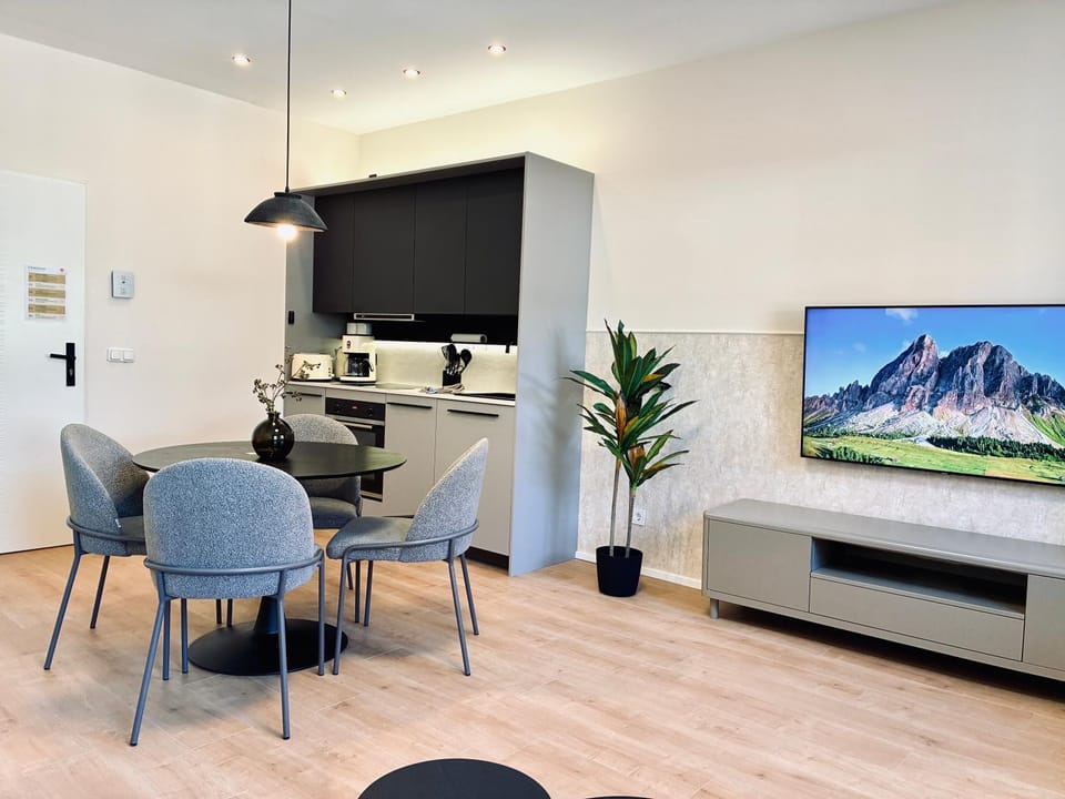 TV and multimedia, Kitchen or kitchenette, Dining area