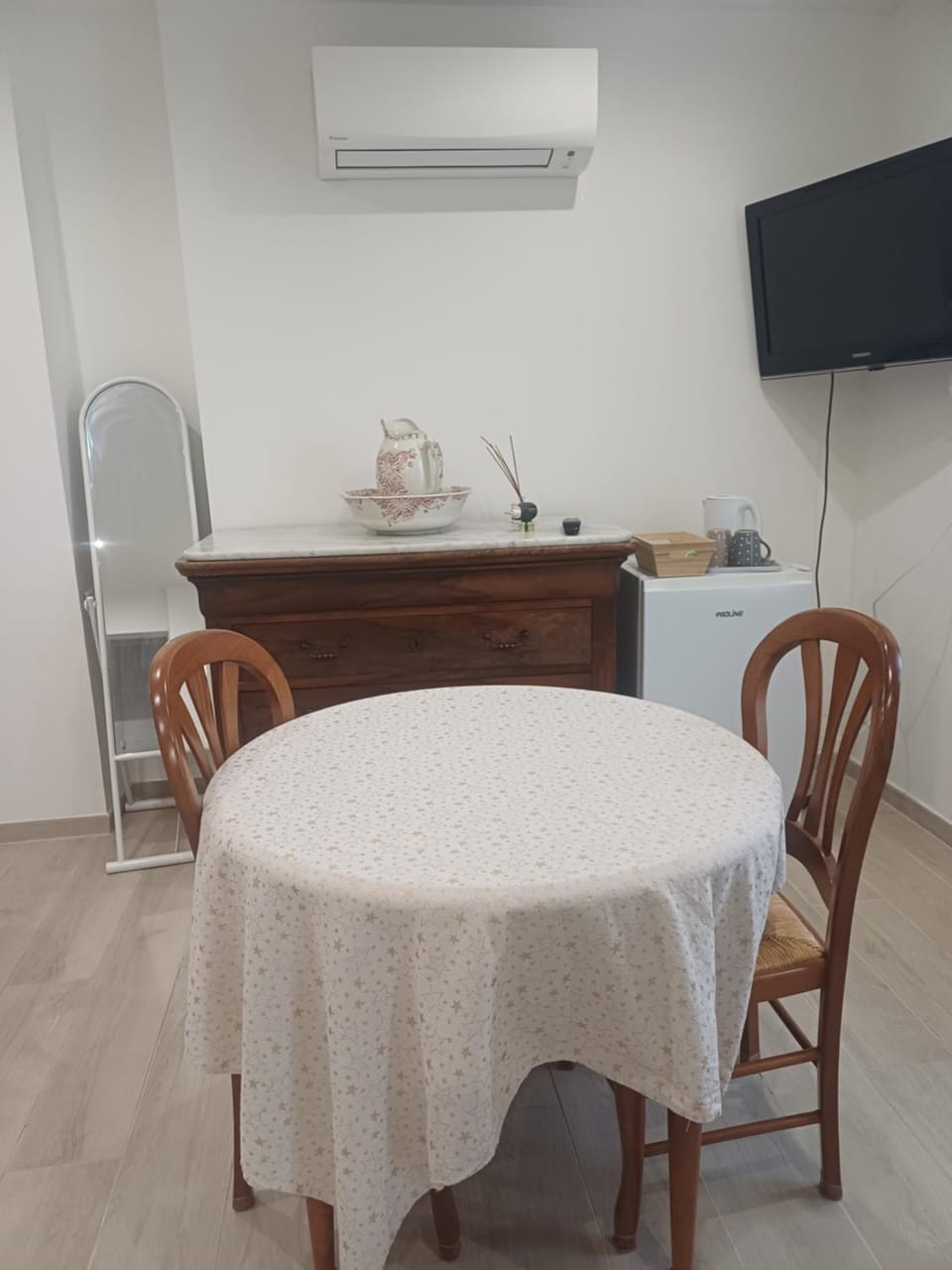 TV and multimedia, Seating area, air conditioner