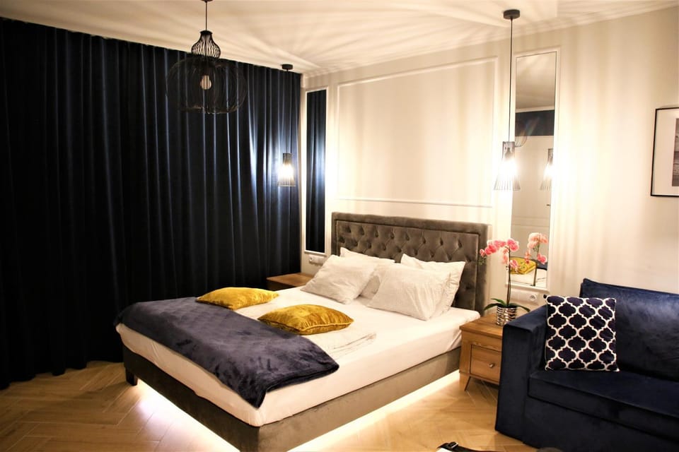 Bed, Seating area