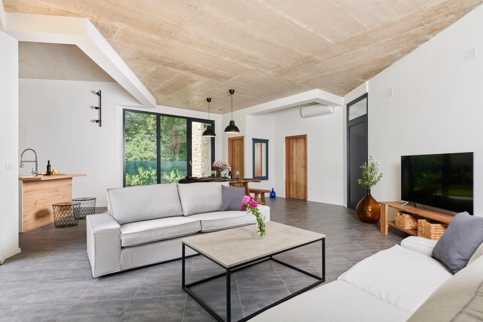 Communal lounge/ TV room, TV and multimedia, Living room, Seating area, Evening entertainment