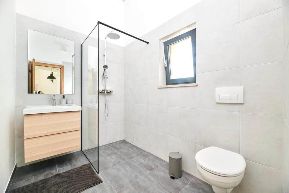 Shower, Toilet, Bathroom, towels