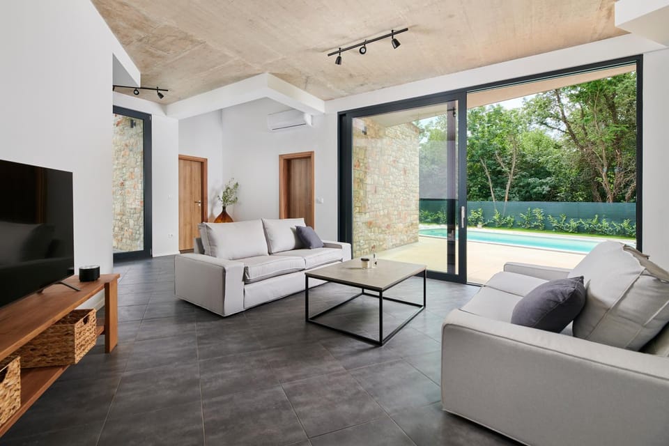 Communal lounge/ TV room, Day, TV and multimedia, Living room, Seating area