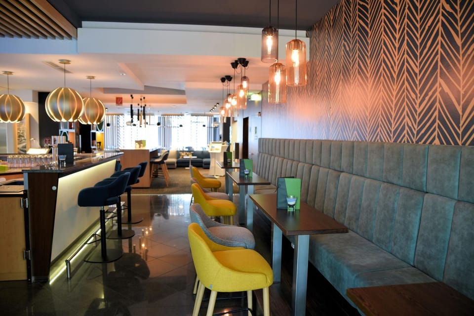 Restaurant/places to eat, Lounge or bar, Food and drinks, Seating area