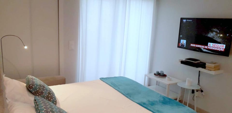 Bed, TV and multimedia, Living room