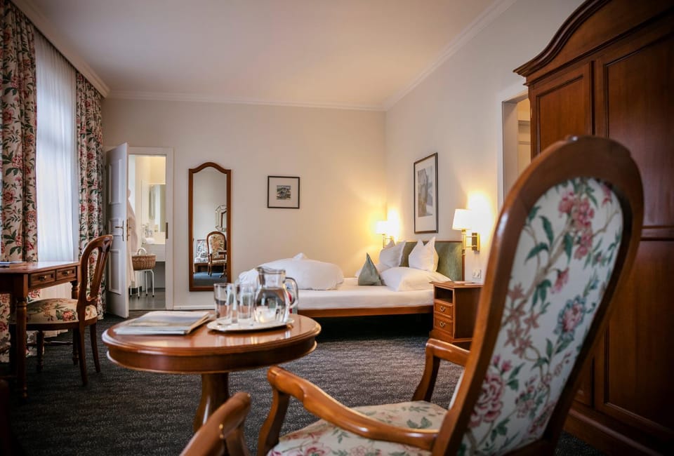 Bed, Photo of the whole room, Seating area, Bedroom