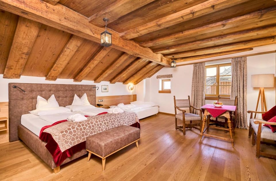 Bed, Photo of the whole room, Seating area