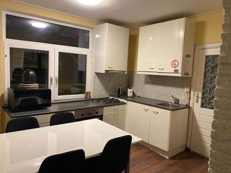 Kitchen or kitchenette, Dining area, Communal kitchen, minibar, pet friendly, stove