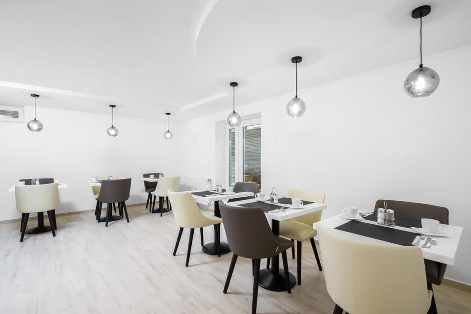 Restaurant/places to eat, Continental breakfast, Buffet breakfast