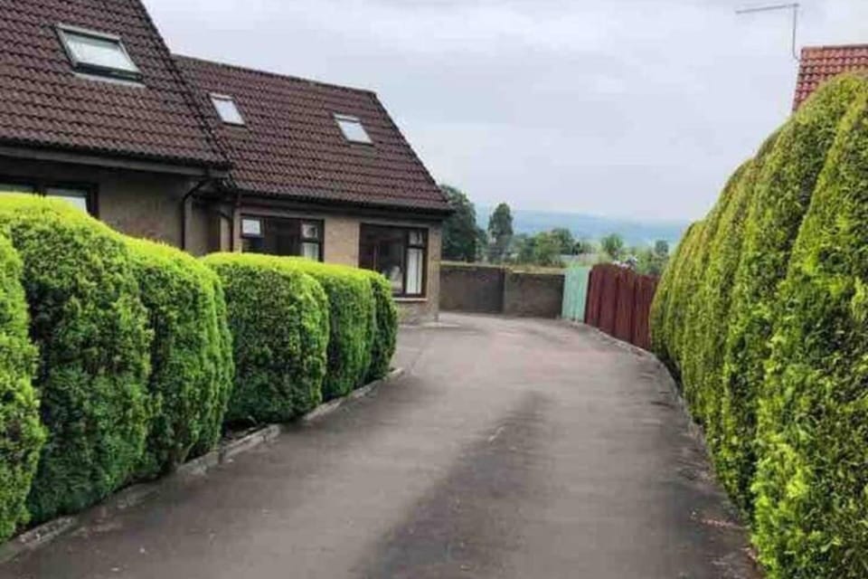 1 Bed House - Central Free Parking Wifi House in Stirling
