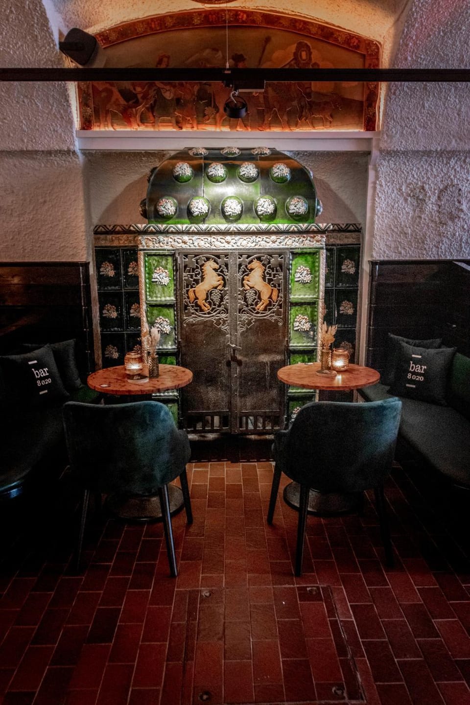 Nightclub / DJ, Lounge or bar